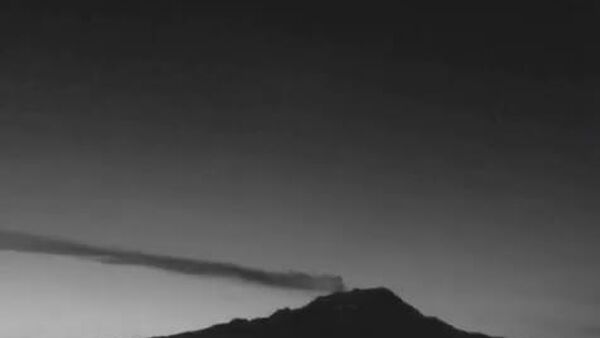 【カムチャツカ半島のシベルチ火山 上空8000メートルまで噴煙上がる】 - Sputnik 日本