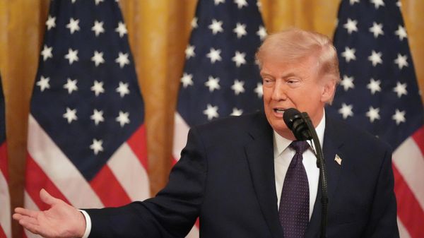 President Donald Trump speaks during the swearing in of Kevin Warsh as Chairman of the Federal Reserve in the East Room of the White House, Friday, May 22, 2026, in Washington - Sputnik 日本