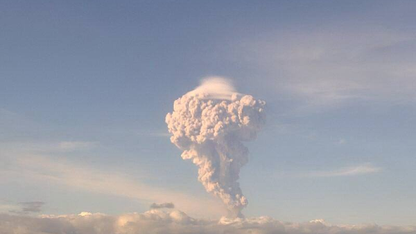 【カムチャッカ シヴェルチ火山が上空12000メートルの噴煙柱】 - Sputnik 日本
