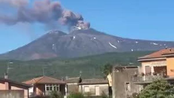 【エトナ火山で再び噴火 噴き上がる灰柱】 - Sputnik 日本