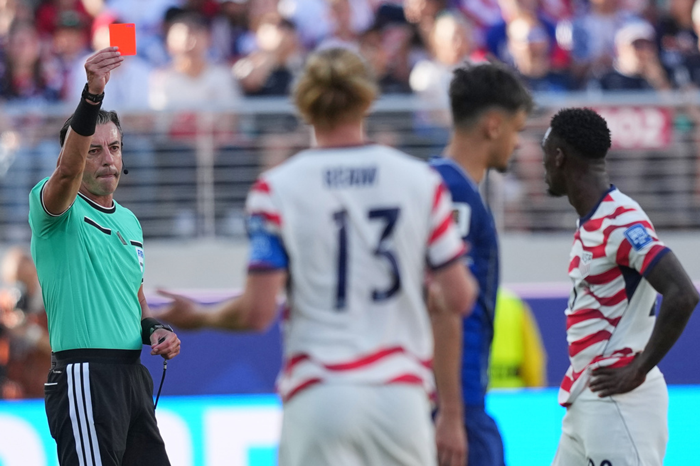 El árbitro brasileño Raphael Claus muestra una tarjeta roja a Folarin Balogun, de EEUU, durante el partido de dieciseisavos de final de la Copa Mundial de Fútbol entre Estados Unidos y Bosnia en Santa Clara, California, el 1 de julio de 2026 El árbitro brasileño Raphael Claus muestra una tarjeta roja a Folarin Balogun, de EEUU, durante el partido de dieciseisavos de final de la Copa Mundial de Fútbol entre Estados Unidos y Bosnia en Santa Clara, California, el 1 de julio de 2026 - Sputnik 日本