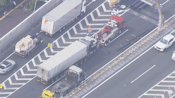 【東京外環道でトレーラーの積み荷が崩れ落ちる事故】 - Sputnik 日本