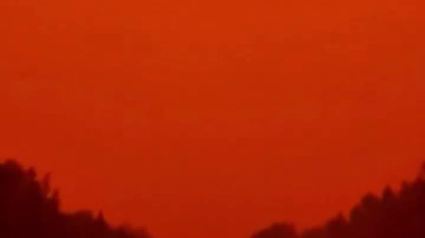 【カナダ 山火事の煙で空がオレンジ色に】 - Sputnik 日本