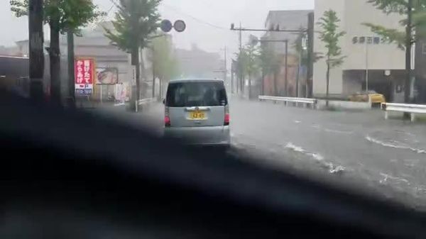 【ゲリラ豪雨で道路が川と化す】 - Sputnik 日本