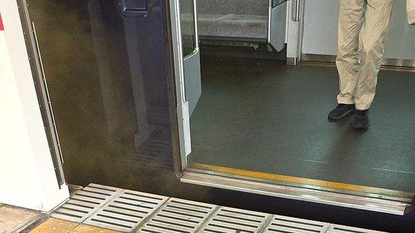 【東急東横線の中目黒駅で車両から発煙】 - Sputnik 日本