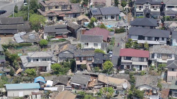 【平成28年熊本地震 日本で起こった最も壊滅的な地震の一つ その最初の数日間】（1/4） 2016年の熊本地震では、28時間の間に震度7の地震が2回発生した。1回目の大きな地震は4月14日午後9時26分に起こった。震源地は熊本県熊本地方で、震源の深さは11キロ、マグニチュード（M）は6 - Sputnik 日本