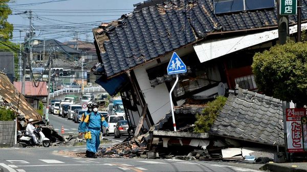 【生活の安定と長期的復興の始まり】（4/4） 熊本県では、ピーク時の4月17日午前9時に避難者は18万3800人を超えていた。指定避難所は満員や混雑状態となり、水不足や食料不足も深刻な問題となっていた。 - Sputnik 日本