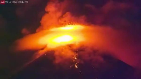【「炎の火山」が噴火】 - Sputnik 日本