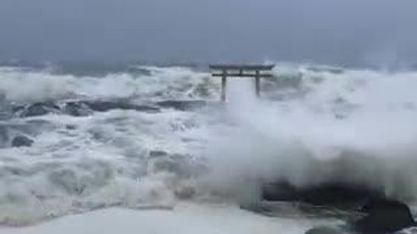 【台風15号が茨城県南部に上陸 茨城上陸は統計史上初】 気象庁は「台風第15号の中心は、11日午後8時頃に茨城県南部に上陸した」と発表した。報道によると、台風は明日12日にかけて東日本や西日本に進んだあと、昼過ぎまでには熱帯低気圧に変わる予想。 - Sputnik 日本