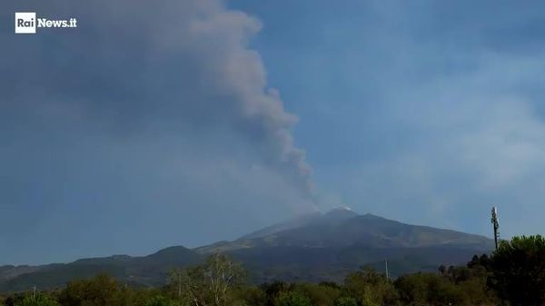 【エトナ山の噴火でカターニア空港が麻痺状態 街は火山灰に覆われる】 火山灰の噴出を伴う新たな噴火により、イタリア南部シチリア島の空の交通に再び大きな混乱が生じた。 - Sputnik 日本
