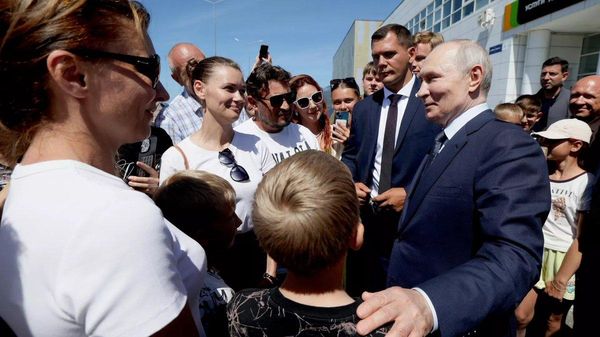 【ロシア大統領の自国領土訪問は、日本との合意を必要としない＝露外務省】 プーチン露大統領がイトゥルップ島を訪問したことを受け、13日、ロシアのノズドレフ駐日大使が日本外務省に召喚された。茂木外相はノズドレフ大使に抗議した。 - Sputnik 日本