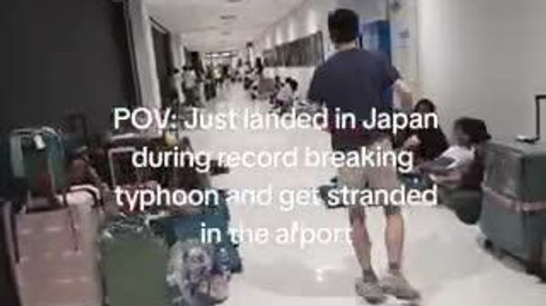 【千葉大雨 成田空港で約7000人が一夜明かす】 🎥 千葉県で13日午後から降り続いた大雨の影響で、成田空港では多くの利用客が足止めされた。成田国際空港会社は、寝袋、飲料水、食料を配布した。 - Sputnik 日本
