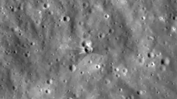 【スペースXのロケットが月に衝突 NASAがクレーターの画像を公開】 - Sputnik 日本