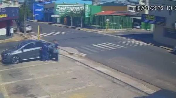 【まるでカーアクション映画のワンシーン 事故後の奇跡的な幸運】 ブラジル人男性は衝突事故で制御を失った。二次被害が起きる恐れがあったが、車は奇跡的に駐車場に入り、なんと駐車していた2台の車の間に驚くほど正確に停車した。 - Sputnik 日本
