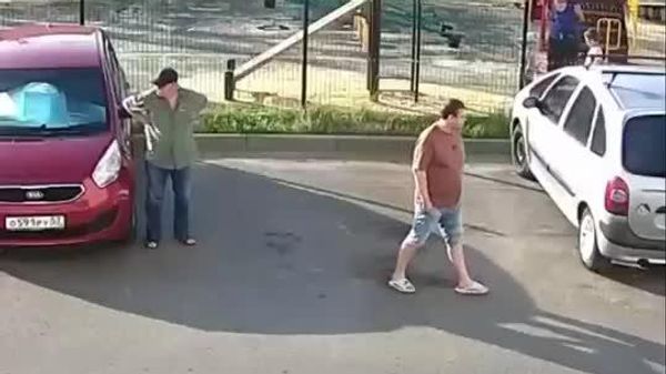 【飴玉を喉に詰まらせた子供が通行人に救助される……果たしてその方法とは？】 - Sputnik 日本