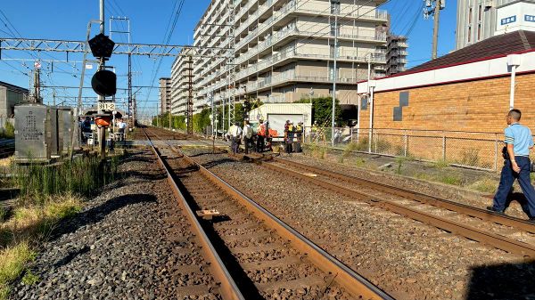 【南海本線の踏切で車と電車が衝突 2人けが】 - Sputnik 日本