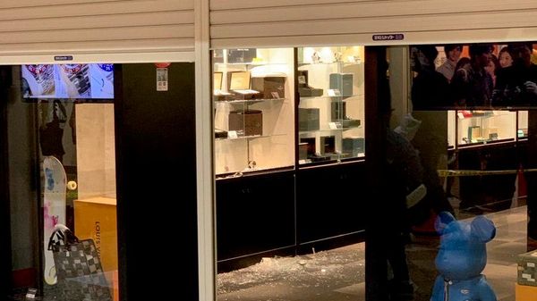 【中野ブロードウェイの時計店で強盗 男2人が逃走中】 - Sputnik 日本