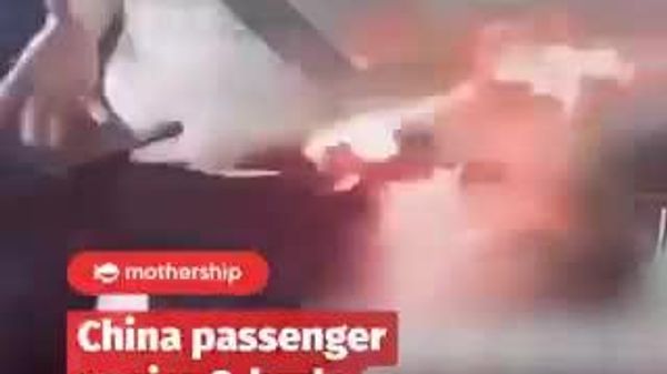 【タクシー車内で乗客のモバイルバッテリー発火 運転手が大惨事回避 中国】 深セン市の消防当局によると、タクシーに乗っていた客のズボンのポケットに入っていたモバイルバッテリーから突然火が出た。 - Sputnik 日本