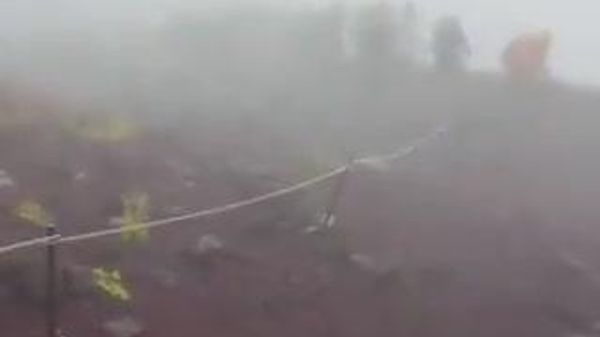 【富士山 「強風、雨、視界不良」】 29日は荒れ気味の天気となり、登頂をあきらめて下山したという報告がSNSに複数投稿されている。 - Sputnik 日本
