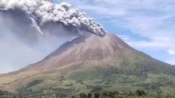 【インドネシアのシナブン山噴火 噴煙3500メートル より大規模な噴火の可能性も】 - Sputnik 日本