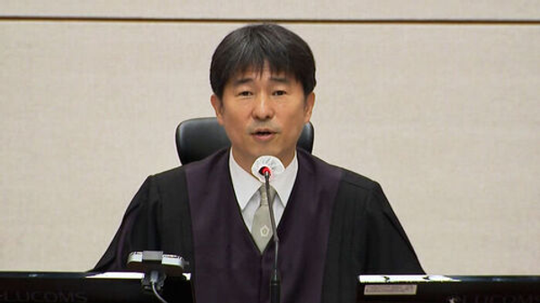 【尹錫悦前大統領に無期懲役を言い渡した判事、起訴される 高額接待を受けた疑い】 韓国の汚職対策当局は、内乱を首謀した罪などに問われた尹錫悦（ユン・ソンニョル）前大統領の裁判で裁判長を務め、無期懲役の判決を言い渡した池貴淵（チ・グィヨン）判事を起訴した。 - Sputnik 日本