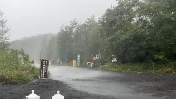 【富士山で登山者2人が意識不明 暴風雨で救助難航】 - Sputnik 日本