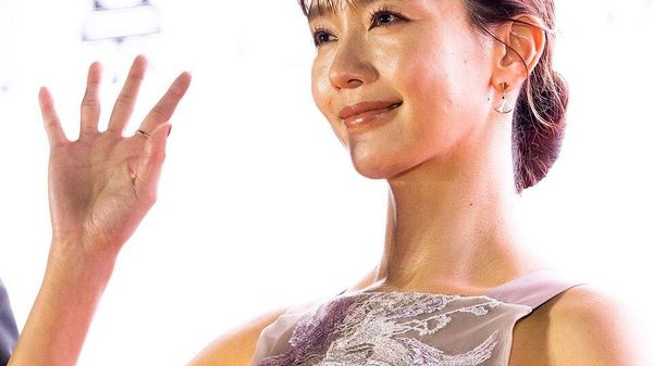 【俳優の中村ゆりさん死去 直腸がん 44歳】 所属事務所によると、中村さんは13年前にもがんを患い、寛解したが、昨年1月に再びがんが見つかった。 手術は成功したものの、術後に転移が見つかり、今年8月、復帰に向け回復に努めていた中、再び腸閉塞を起こし、突然余命わずかと告知を受けたという。 - Sputnik 日本