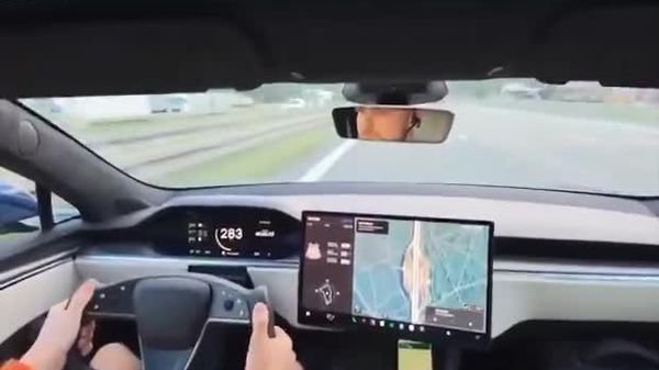 【テスラ 時速286キロで走行中にタイヤが破裂】 事故が起きたのは独の高速道路。ドライバーは一瞬でバランスを失ったため、車は横滑りを起こして緩衝地帯に突っ込み、数度横転した挙句、鉄くずの塊と化した。 - Sputnik 日本