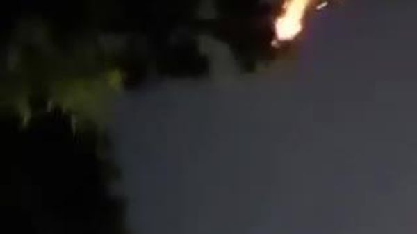 【強い光を放つ「火球」が目撃される リビア首都】 ☄️空に出現した「火球」とともに雷鳴のような音が聞こえたという。この尾を引く光る物体は徐々にばらばらに砕けて視界から消えた。 - Sputnik 日本
