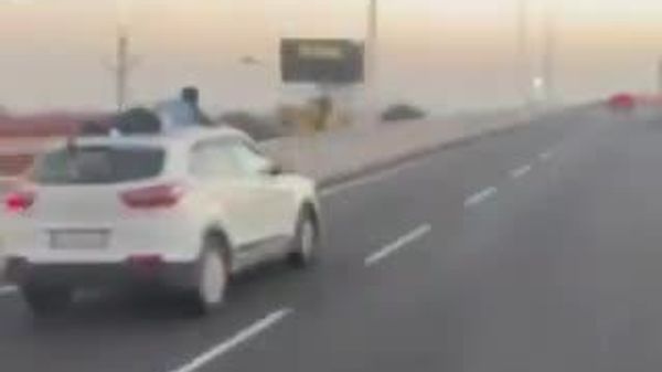 【インドの警察官、車の屋根にしがみついたまま約40キロ追跡】 この警察官は、南部コーヤンブットゥールで検問所を突破して逃走しようとした現代自動車のSUV「クレタ」の屋根に飛び乗った。 - Sputnik 日本