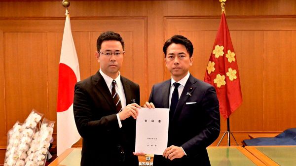 【沖縄県知事、日米地位協定の見直しを小泉防衛相に要請】 - Sputnik 日本