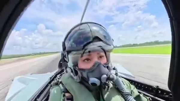 【タイの王妃、戦闘機を初めて一人で操縦】 - Sputnik 日本