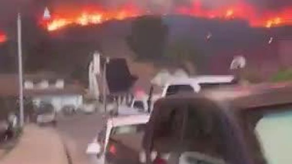 【カリフォルニアで山火事、火の手が市街地に迫る】 - Sputnik 日本