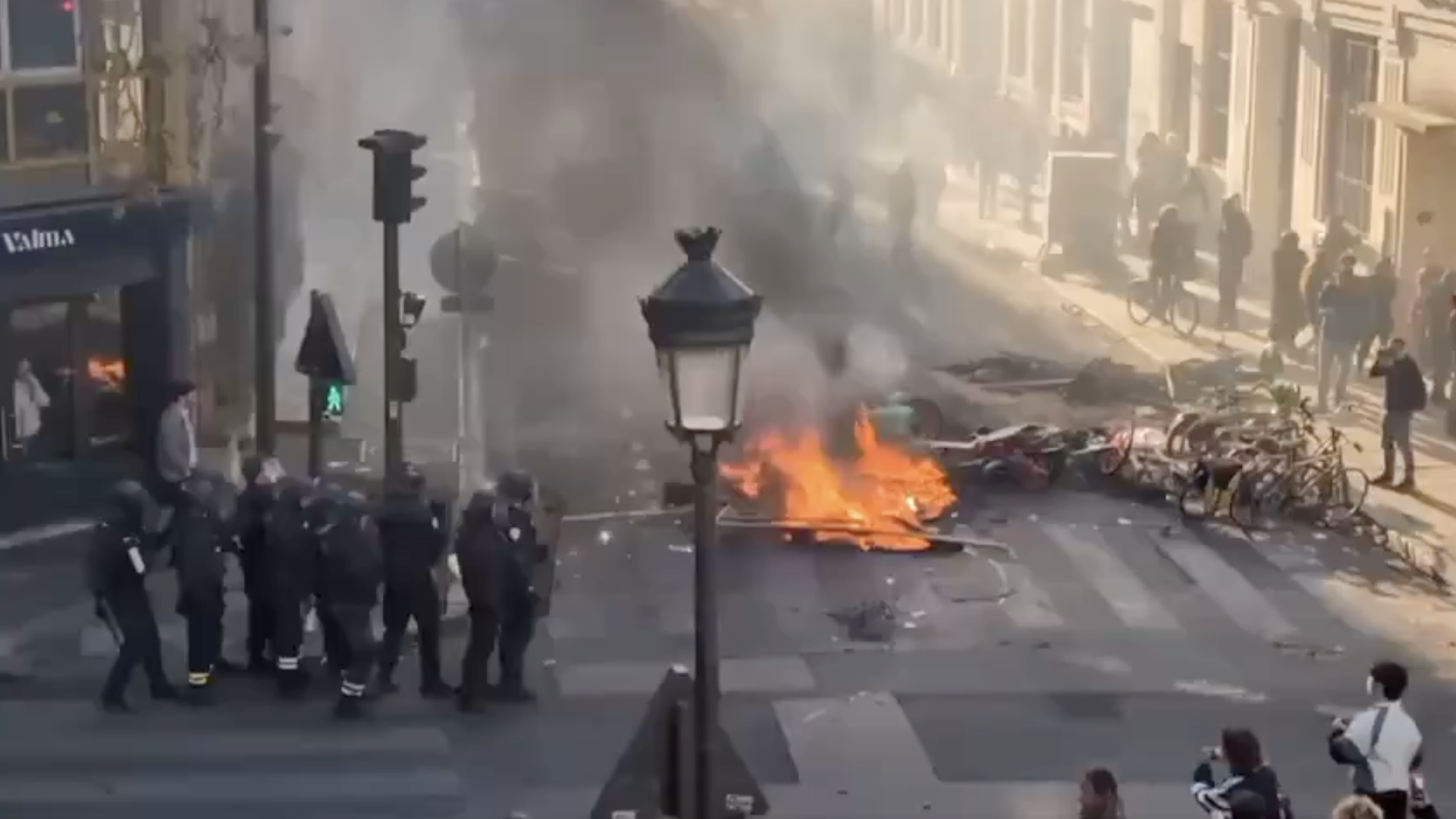 仏デモ、約2400人拘束 マクロン氏は再発防止策を要求 仏デモ、約2400人拘束 マクロン氏は再発防止策を要求 - Sputnik 日本, 1920, 19.10.2026