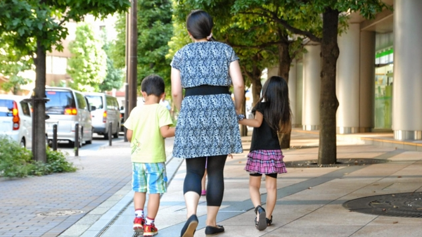 【厚労省が生活保護の要件緩和を検討、未就学児のひとり親世帯も車保有を認める方針】 - Sputnik 日本