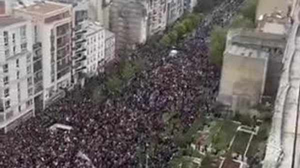 【仏各地で大規模デモ、約1000人拘束 警察は放水車使用】 - Sputnik 日本