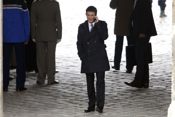 フランスのヴァルス首相、携帯電話で会談中、パリ - Sputnik 日本