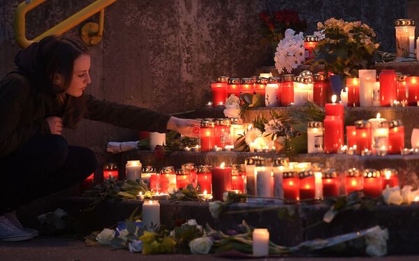 南仏の少女、事故の犠牲者を悼んで蝋燭に点火する - Sputnik 日本