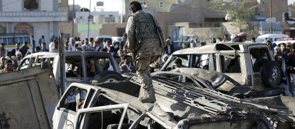 サナア、空爆で燃えた車体 サナア、空爆で燃えた車体 - Sputnik 日本