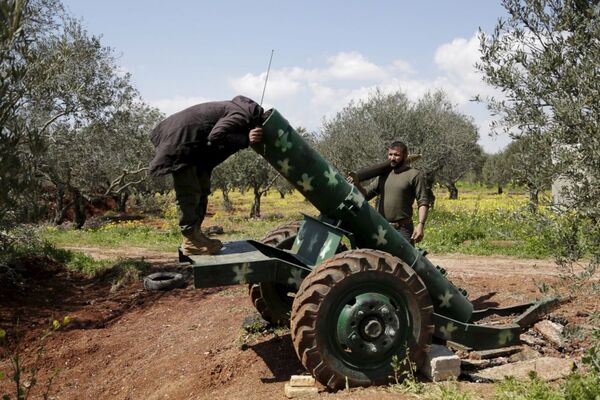 シリア北部、イドリブ市の前線で大砲を点検 - Sputnik 日本
