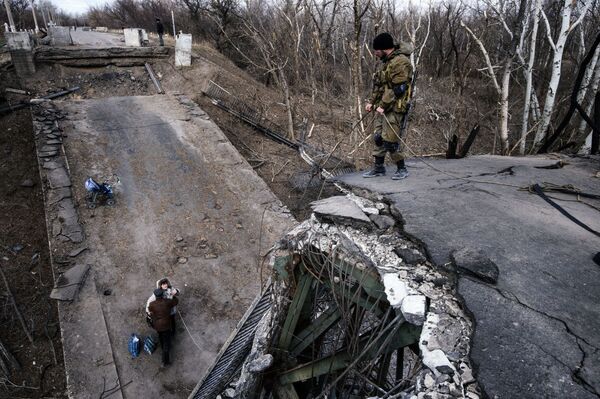 セーヴェルスキイ・ドネツ川にかかる橋が破壊され、義勇軍が住民を手助け - Sputnik 日本