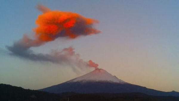 メキシコ　ポポカテペトル火山　３千メートルの噴煙柱　【動画・写真】 - Sputnik 日本