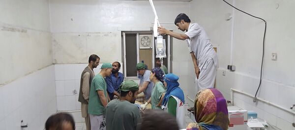 Afghan (MSF) surgeons work inside a Medecins Sans Frontieres (MSF) hospital after an air strike in the city of Kunduz, Afghanistan in this October 3, 2015 Afghan (MSF) surgeons work inside a Medecins Sans Frontieres (MSF) hospital after an air strike in the city of Kunduz, Afghanistan in this October 3, 2015 - Sputnik 日本