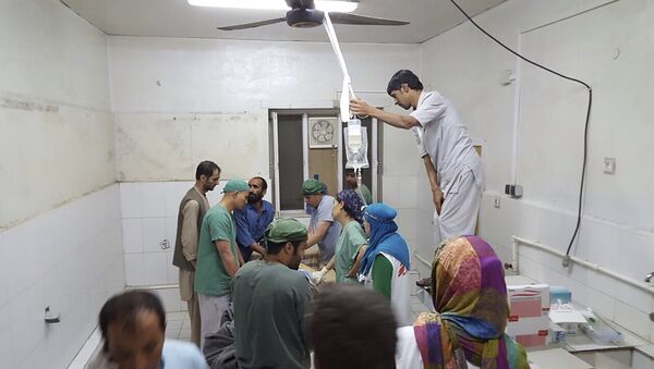 Afghan (MSF) surgeons work inside a Medecins Sans Frontieres (MSF) hospital after an air strike in the city of Kunduz, Afghanistan in this October 3, 2015 - Sputnik 日本