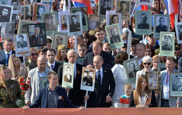 ５月９日、プーチン大統領は、モスクワの赤の広場で行進「不滅の連隊」の先頭に立った - Sputnik 日本