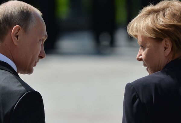 プーチン大統領とドイツのメルケル首相。２０１５年５月１０日、アレクサンドロフスキー庭園にある無名戦士の墓での合同献花にて - Sputnik 日本