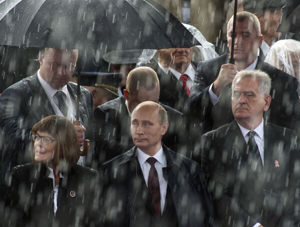 Президент России Владимир Путин и президент Сербии Томислав Николич на военном параде Шаг победителя в Белграде - Sputnik 日本