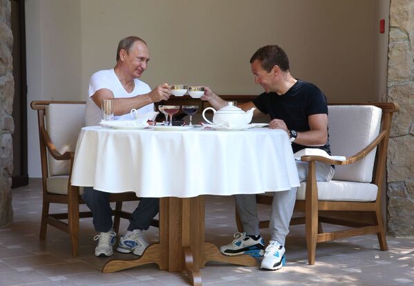 ソチの官邸「ボチャロフ・ルチェイ」で朝食をとるプーチン大統領とメドヴェージェフ首相 - Sputnik 日本