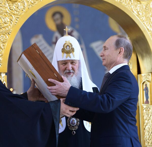 復元されたモスクワ大主教区付属亜使徒・聖公ウラジーミル教会に訪れたプーチン大統領とモスクワおよび全ルーシ総主教キリル - Sputnik 日本