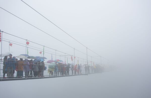 中国山間部にかかるガラスの橋。橋を渡る中国人観光客。 - Sputnik 日本